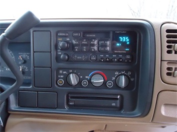 1995 CHEVROLET Suburban   - Photo 21 - Cincinnati, OH 45255