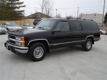 1995 CHEVROLET Suburban   - Photo 3 - Cincinnati, OH 45255