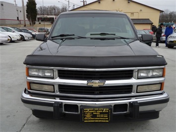 1995 CHEVROLET Suburban   - Photo 2 - Cincinnati, OH 45255