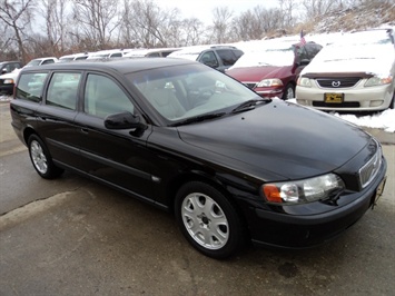 2001 Volvo V70   - Photo 1 - Cincinnati, OH 45255