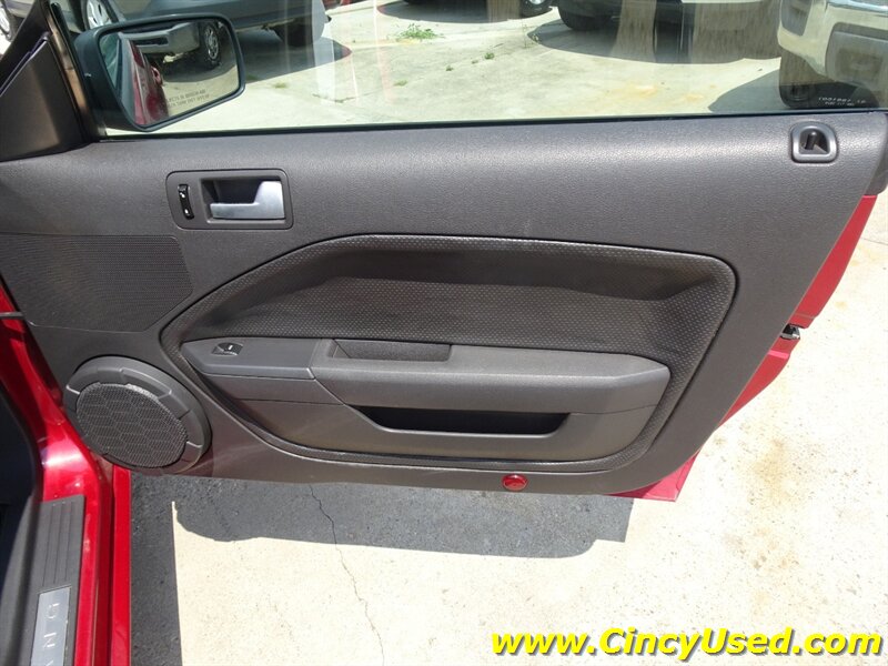 2006 Ford Mustang GT Deluxe - Photo 23 - Cincinnati, OH 45255