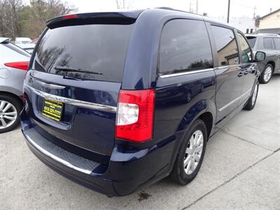 2014 Chrysler Town and Countr Touring  3.6L V6 FWD - Photo 6 - Cincinnati, OH 45255