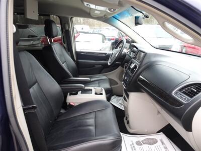 2014 Chrysler Town and Countr Touring  3.6L V6 FWD - Photo 15 - Cincinnati, OH 45255