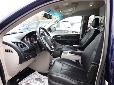 2014 Chrysler Town and Countr Touring  3.6L V6 FWD - Photo 10 - Cincinnati, OH 45255