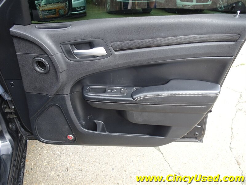2015 Chrysler 300 Series S - Photo 30 - Cincinnati, OH 45255