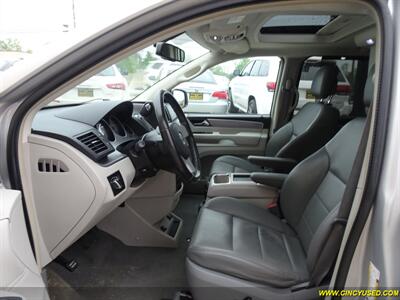 2010 Volkswagen Routan SEL CARB   - Photo 14 - Cincinnati, OH 45255