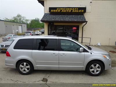 2010 Volkswagen Routan SEL CARB   - Photo 3 - Cincinnati, OH 45255