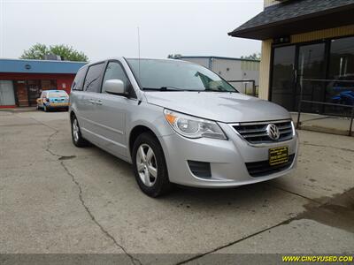 2010 Volkswagen Routan SEL CARB   - Photo 1 - Cincinnati, OH 45255