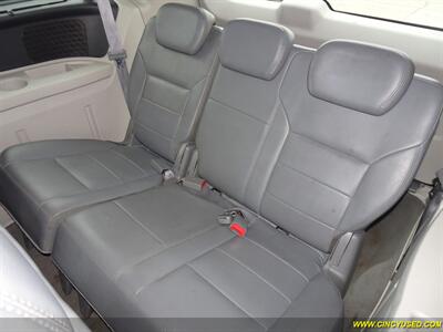 2010 Volkswagen Routan SEL CARB   - Photo 12 - Cincinnati, OH 45255