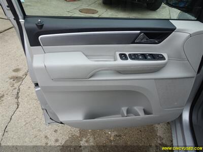 2010 Volkswagen Routan SEL CARB   - Photo 24 - Cincinnati, OH 45255