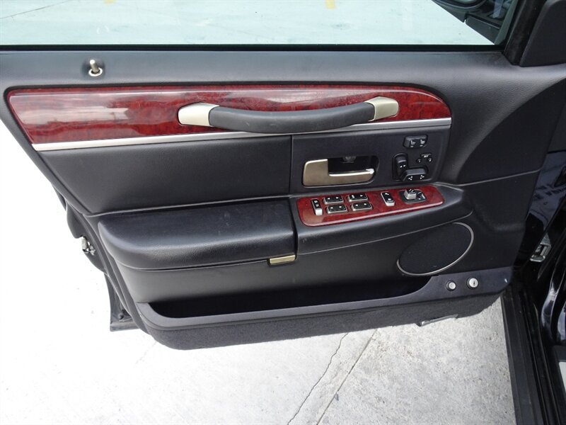 2005 Lincoln Town Car Signature Limited Presidential Town Sedan - Photo 49 - Cincinnati, OH 45255