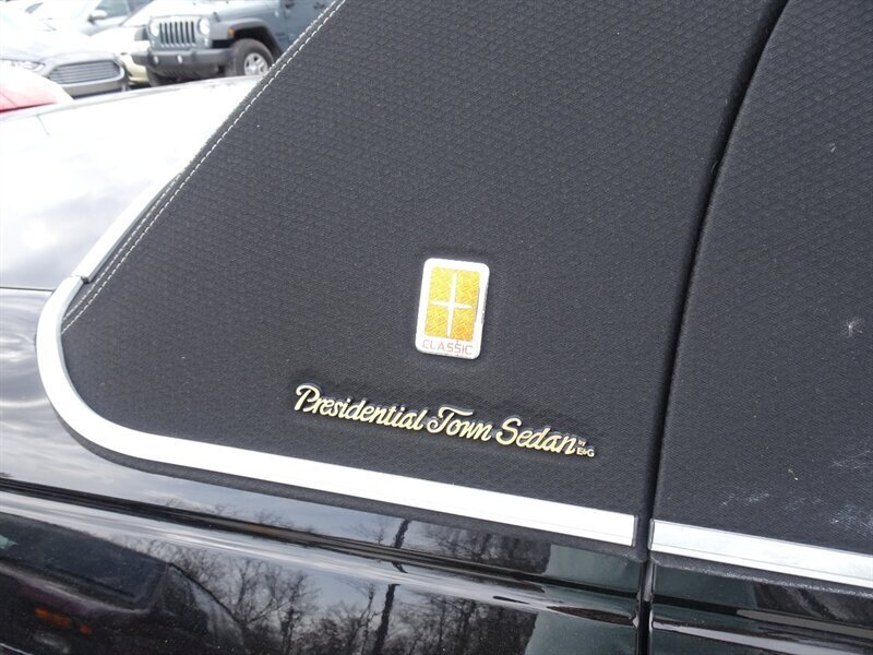 2005 Lincoln Town Car Signature Limited Presidential Town Sedan - Photo 54 - Cincinnati, OH 45255