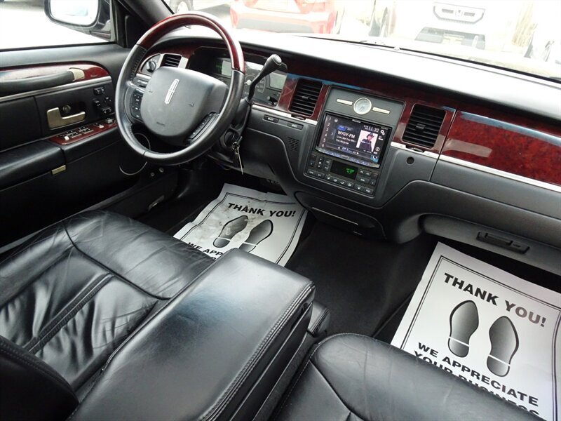 2005 Lincoln Town Car Signature Limited Presidential Town Sedan - Photo 17 - Cincinnati, OH 45255