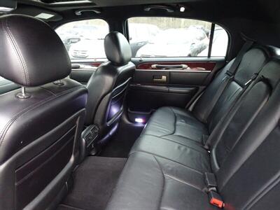 2005 Lincoln Town Car Signature Limited  Presidential Town Sedan - Photo 28 - Cincinnati, OH 45255