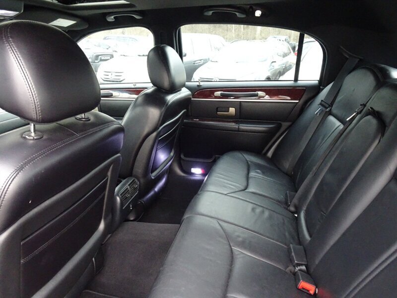 2005 Lincoln Town Car Signature Limited Presidential Town Sedan - Photo 28 - Cincinnati, OH 45255
