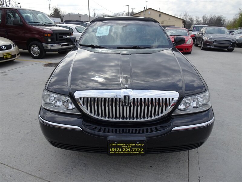 2005 Lincoln Town Car Signature Limited Presidential Town Sedan - Photo 4 - Cincinnati, OH 45255