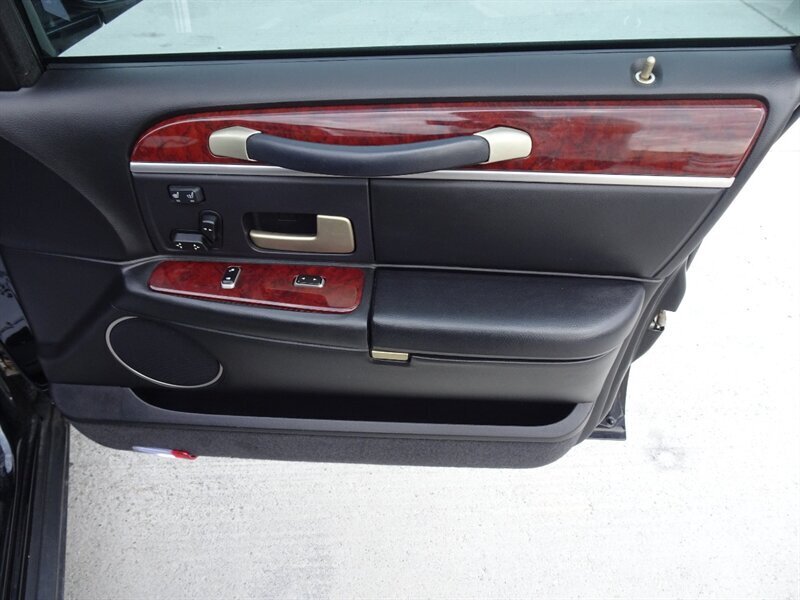 2005 Lincoln Town Car Signature Limited Presidential Town Sedan - Photo 52 - Cincinnati, OH 45255