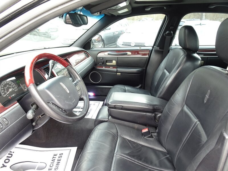 2005 Lincoln Town Car Signature Limited Presidential Town Sedan - Photo 25 - Cincinnati, OH 45255
