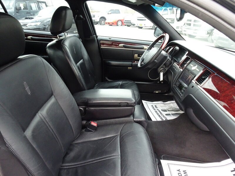 2005 Lincoln Town Car Signature Limited Presidential Town Sedan - Photo 20 - Cincinnati, OH 45255