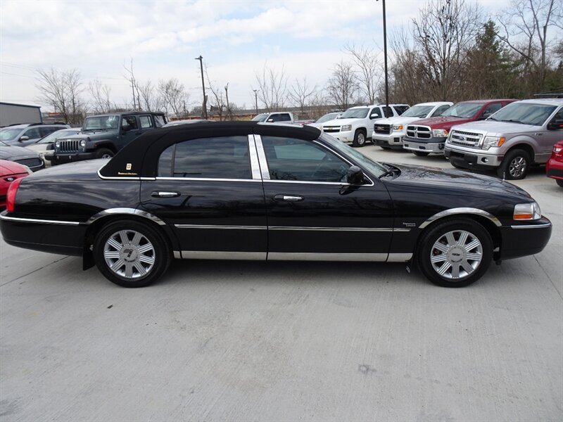 2005 Lincoln Town Car Signature Limited Presidential Town Sedan - Photo 5 - Cincinnati, OH 45255