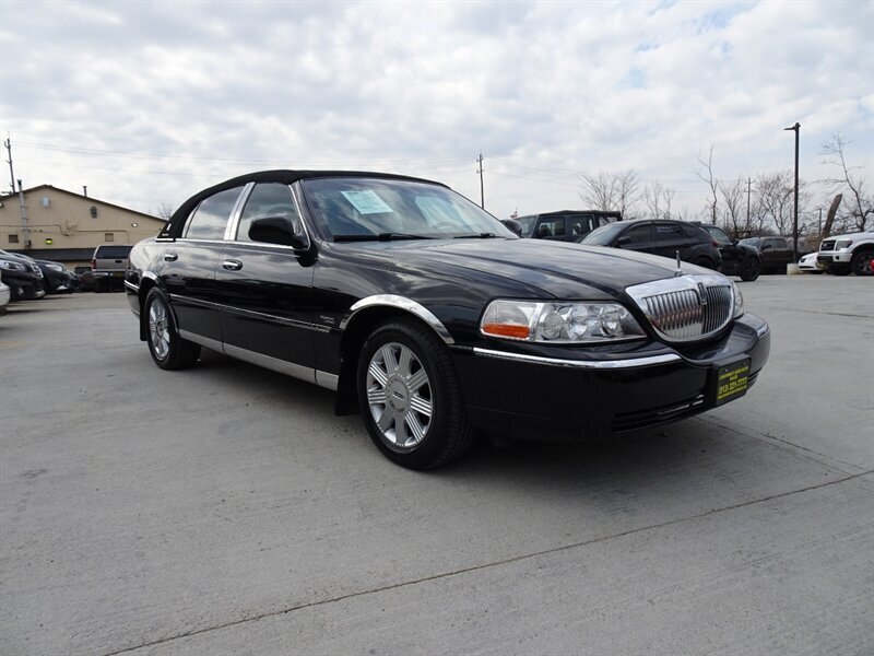 2005 Lincoln Town Car Signature Limited Presidential Town Sedan - Photo 2 - Cincinnati, OH 45255
