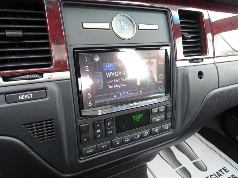 2005 Lincoln Town Car Signature Limited Presidential Town Sedan - Photo 39 - Cincinnati, OH 45255