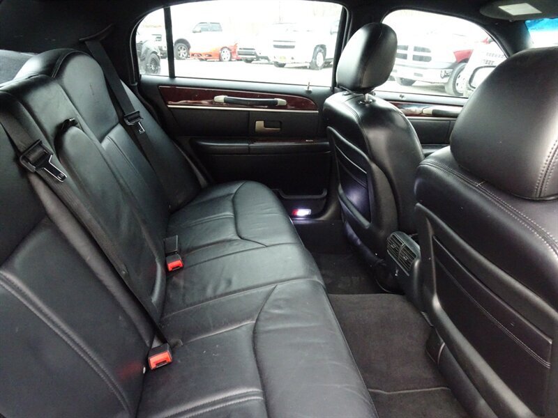 2005 Lincoln Town Car Signature Limited Presidential Town Sedan - Photo 22 - Cincinnati, OH 45255