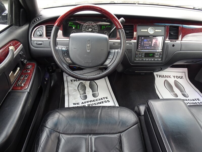 2005 Lincoln Town Car Signature Limited Presidential Town Sedan - Photo 24 - Cincinnati, OH 45255