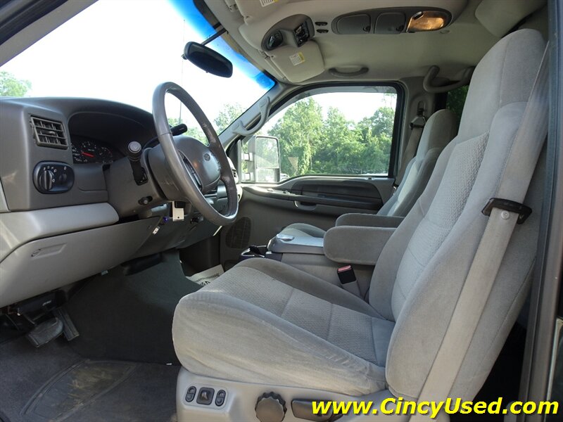 2002 Ford Excursion XLT - Photo 12 - Cincinnati, OH 45255