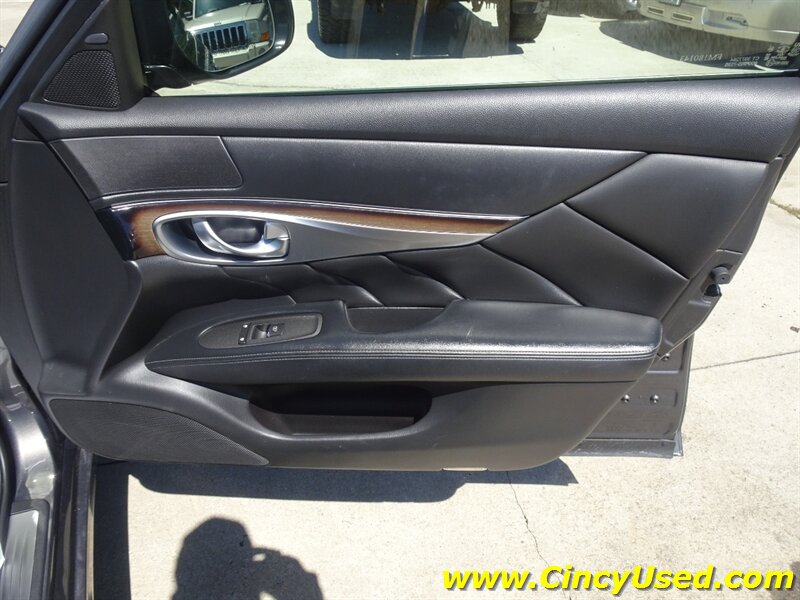 2015 INFINITI Q70 L  5.6L V8 AWD - Photo 30 - Cincinnati, OH 45255