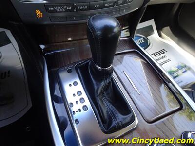 2015 INFINITI Q70 L  5.6L V8 AWD - Photo 18 - Cincinnati, OH 45255