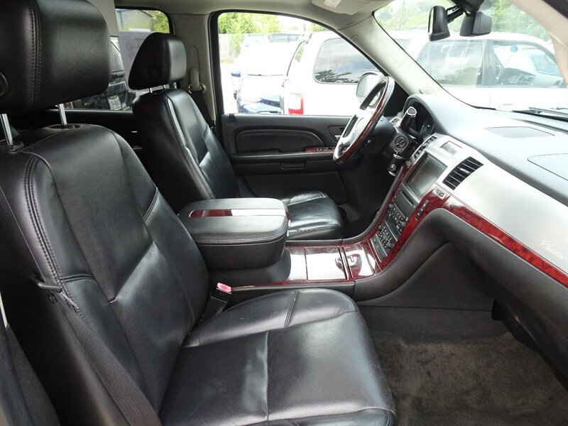 2008 Cadillac Escalade   - Photo 8 - Cincinnati, OH 45255