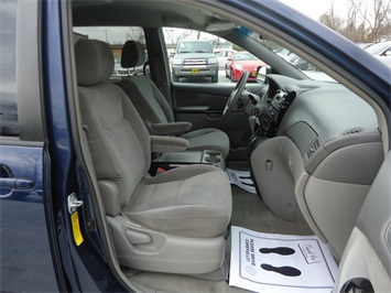 2004 Toyota Sienna CE   - Photo 7 - Cincinnati, OH 45255