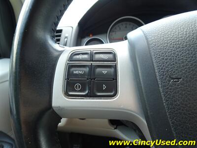 2012 Volkswagen Routan SEL  Handicap Van - Photo 27 - Cincinnati, OH 45255