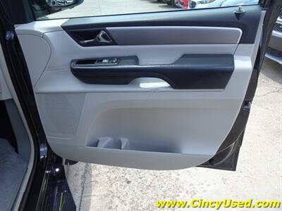 2012 Volkswagen Routan SEL  Handicap Van - Photo 36 - Cincinnati, OH 45255