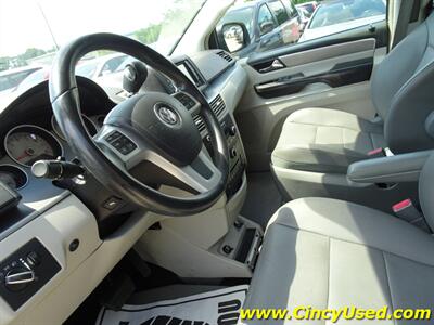 2012 Volkswagen Routan SEL  Handicap Van - Photo 12 - Cincinnati, OH 45255