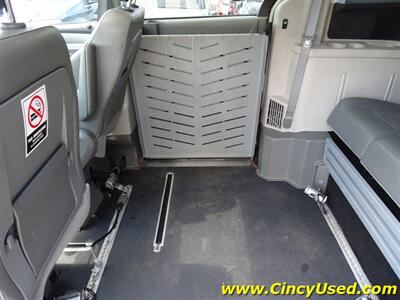 2012 Volkswagen Routan SEL  Handicap Van - Photo 17 - Cincinnati, OH 45255