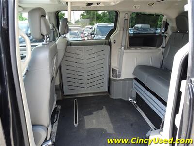 2012 Volkswagen Routan SEL  Handicap Van - Photo 15 - Cincinnati, OH 45255