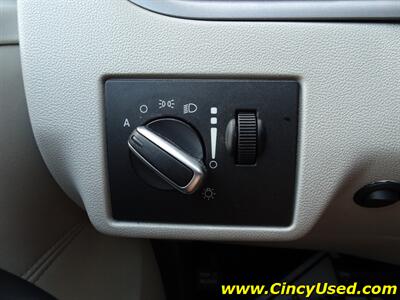 2012 Volkswagen Routan SEL  Handicap Van - Photo 31 - Cincinnati, OH 45255