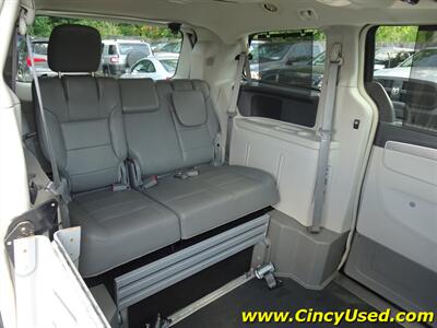 2012 Volkswagen Routan SEL  Handicap Van - Photo 19 - Cincinnati, OH 45255