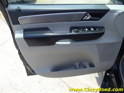 2012 Volkswagen Routan SEL  Handicap Van - Photo 35 - Cincinnati, OH 45255