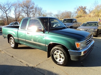 1998 Toyota T100 SR5   - Photo 1 - Cincinnati, OH 45255