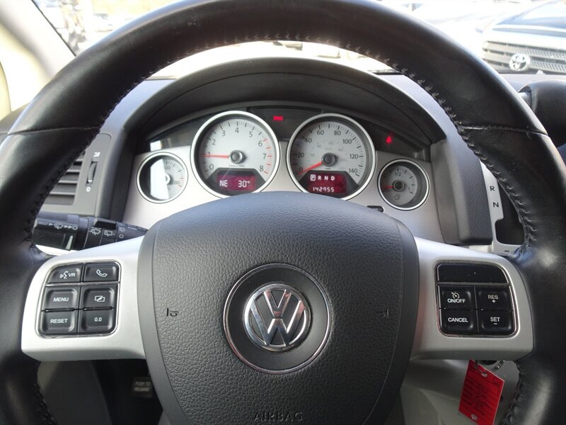 2011 Volkswagen Routan SE - Photo 17 - Cincinnati, OH 45255