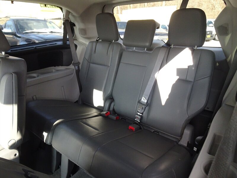 2011 Volkswagen Routan SE - Photo 12 - Cincinnati, OH 45255