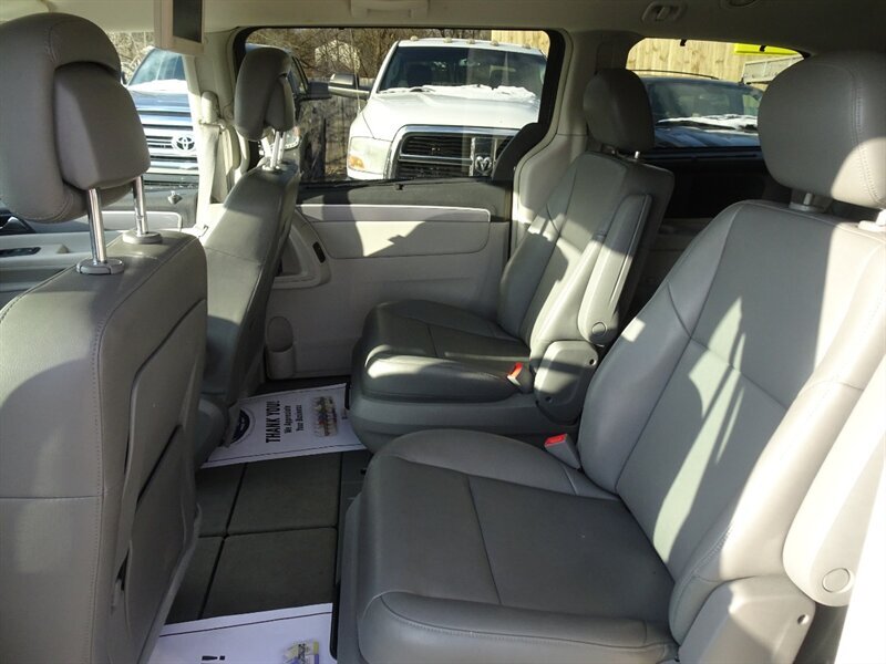 2011 Volkswagen Routan SE - Photo 21 - Cincinnati, OH 45255