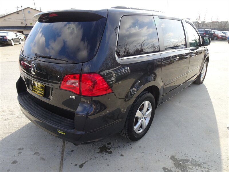 2011 Volkswagen Routan SE - Photo 6 - Cincinnati, OH 45255
