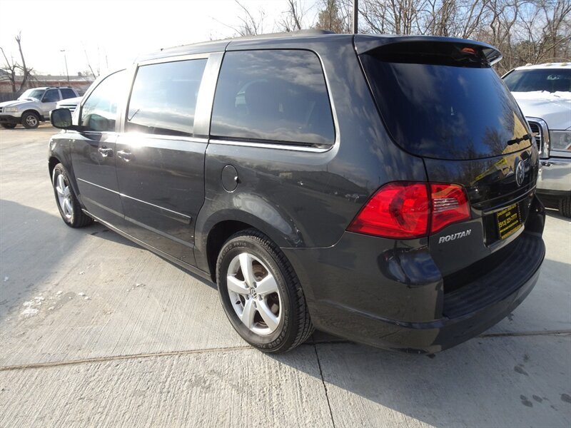 2011 Volkswagen Routan SE - Photo 4 - Cincinnati, OH 45255