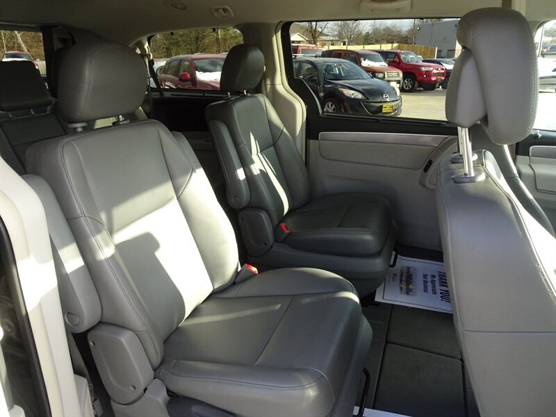 2011 Volkswagen Routan SE - Photo 11 - Cincinnati, OH 45255