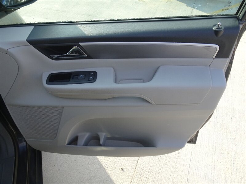 2011 Volkswagen Routan SE - Photo 29 - Cincinnati, OH 45255