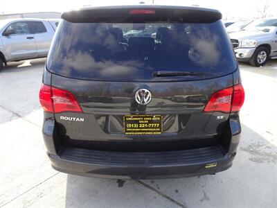2011 Volkswagen Routan SE - Photo 5 - Cincinnati, OH 45255